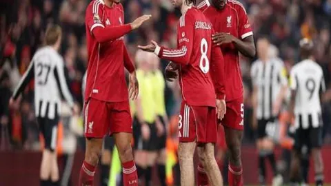 韩世预赛结束，李刚仁腿伤未愈，扶拐步履蹒跚离场